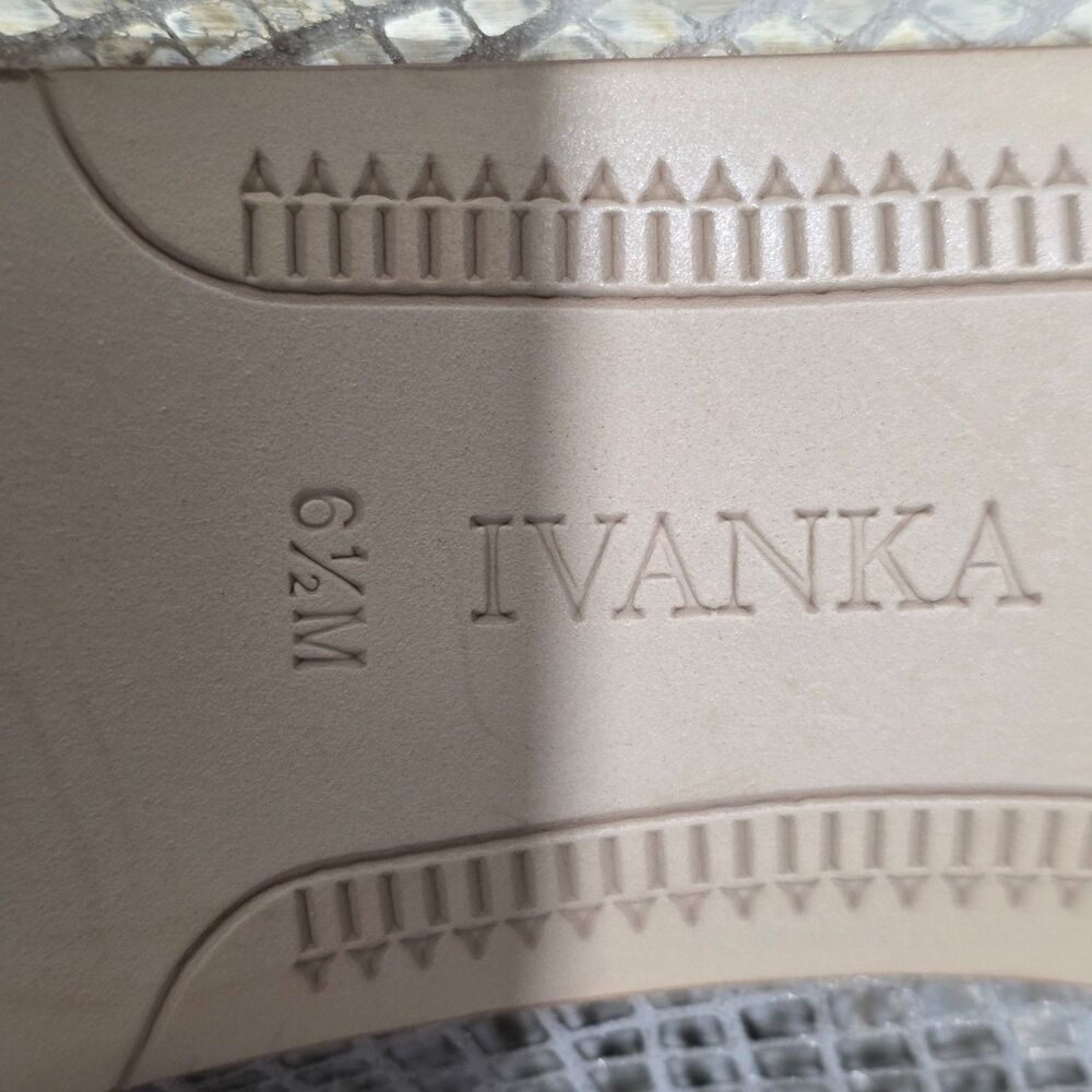 Ivanka Trump Itchic Leather Pointed Toe Low Wedge Flats Snakeskin 6.5M - Picture 16 of 16